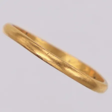 Ring, stl 18, bredd 2mm, skev, bucklig, gravyr 23K Vikt: 2,3 g