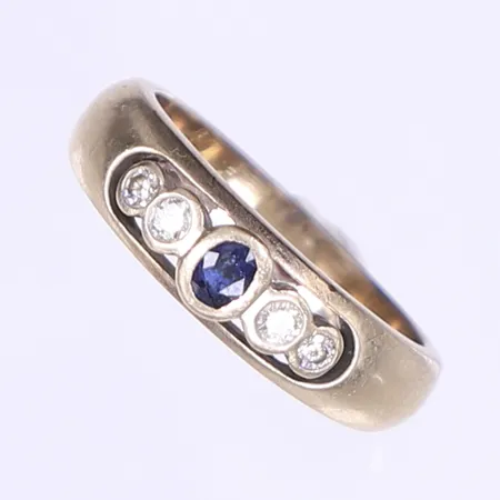 Ring med diamanter 2x ca 0,04ct, 2x ca 0,03ct samt blå sten troligen blå safir, stl 19¼, bredd 4-6mm, 18K Vikt: 8,2 g