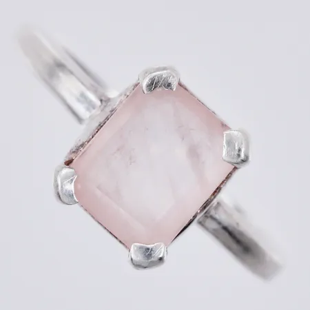 Ring med rosa sten, stl. 17¾, bredd: ca 1-10mm, silver, 925/1000 Vikt: 2,7 g