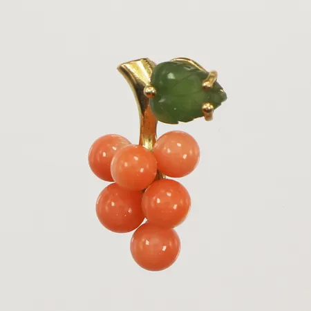 Hänge vindruvklase med orange samt grön sten, möjligen korall och nefrit, ca 20mm, bredd 15mm, 18K Vikt: 2,1 g