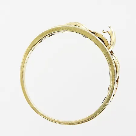 Ring, stl 19, bredd 2-8mm, röd/gulguld, defekt, 14K.  Vikt: 3,1 g