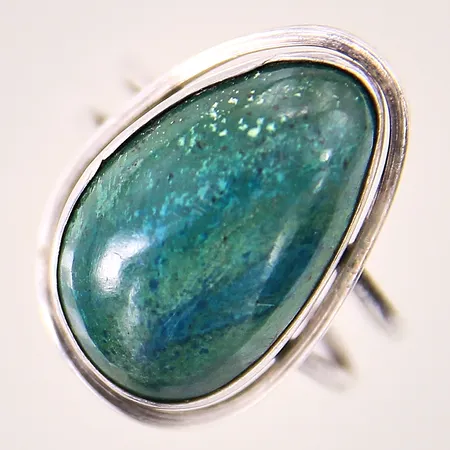 Ring med grön sten, reglerbar skena, bredd: 4,2mm, något ojämn skena, silver 830/1000 Vikt: 4,9 g