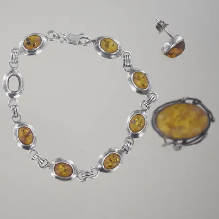 Diverse smycken med bärnsten, defekt/sten saknas, silver 925/1000 Vikt: 17,9 g