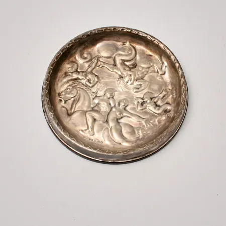 Fat i silver, mått Ø12cm, 1,5cm hög, 830/1000, bruttovikt 105,17g, nettovikt 49,5g.