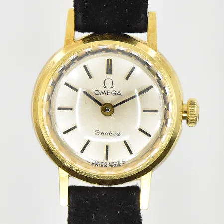 Damur Omega Genéve, boett Ø19 mm, manuell, personlig gravyr bakboett, fungerade vid testtillfället, läder/mockaband, bruttovikt 12,8g, 18K.