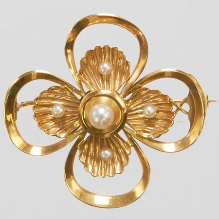 Brosch, blomma, odlade sötvattenpärlor, ca Ø36mm, år 1954, bucklig, 18K, Vikt: 4,4 g