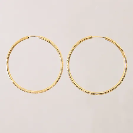 Ett par örhängen, mönstrade, Ø45mm, ostämplad 18K Vikt: 4,5 g