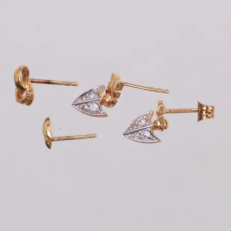 4 örhängen, en snurrebuss, 18K Vikt: 2,3 g