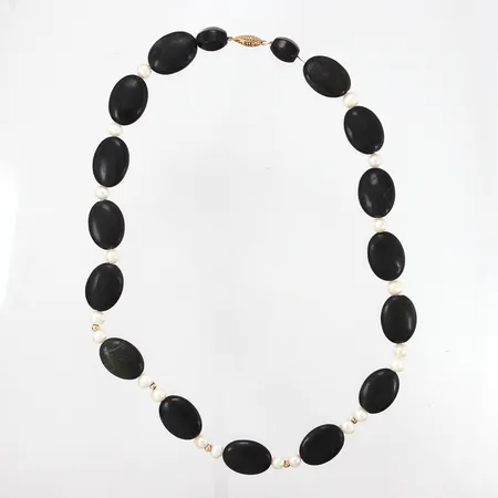 Stencollier med pärlor samt fem guldkulor i 14K, lås i gulmetall, 47cm, bredd: 18mm Vikt: 0 g