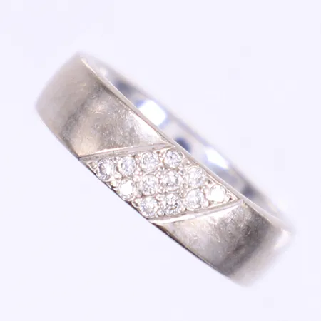 Ring med diamanter totalt 0,24ctv enligt gravyr, tillv. Schalins, stl 18, bredd 6mm, vitguld, gravyr, 18K  Vikt: 12,5 g