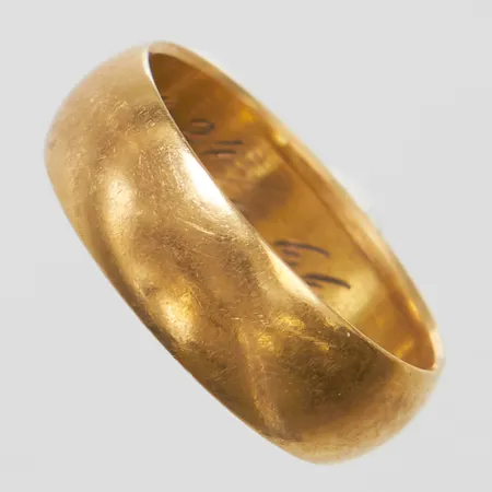Ring, slät, stl 17, bredd 5,7mm, gravyr, 18K Vikt: 4,8 g