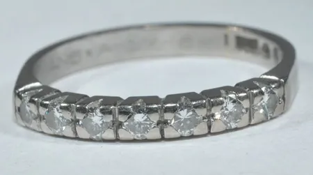 Ring vitguld WOSR 18k 7 briljanter 0,30ct 2,7g Ø 17 mm B 2-3 mm Tunn gravering