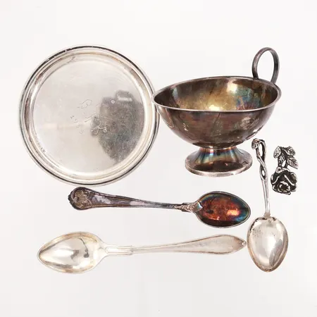 1 punschkopp, 1 underlägg, 2 udda kaffeskedar, 1 avbruten sked, samtliga med gravyr/defekter, silver 830/1000 Vikt: 84,2 g