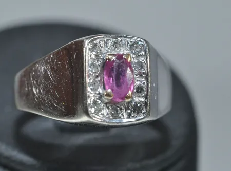 Ring med diamanter 0,15ct + 1 rubin, klackens bredd 10,5 mm, 18k Vikt: 4,3 g