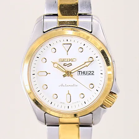 Damur Seiko 5 Sport, stål/guld, automatisk, ref-nr: SRE004K, serie-nr: 215519, kaliber: 2R06, Ø28mm, länk i stål/guld, hardlex glas med spricka, datum, dag, boett samt länk med smärre repor, inga tillbehör