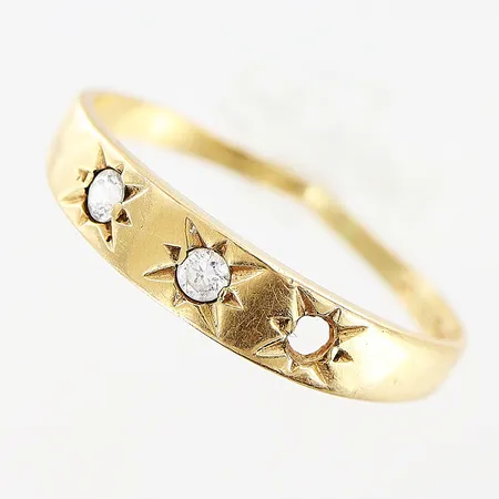 Ring, vita stenar, stl 17, bredd 1-4mm, defekt, 18K. Vikt: 1,3 g