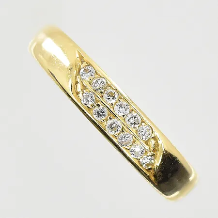 Ring med syntetiska diamanter 10x0,01ct, stl 16¼, bredd 2 mm, gravyr, 18K. Vikt: 2,5 g