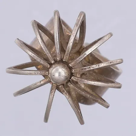 Ring med blomliknande detalj, stl 16 regelbar, importstämpel, 835/1000 silver Vikt: 5,8 g