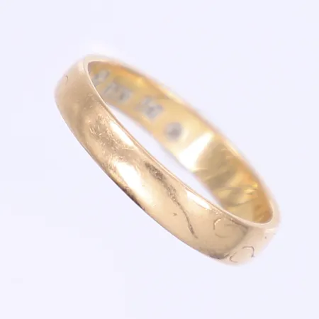 Ring, slät, stl 17½, bredd 3mm, repig, personlig gravyr, 18K Vikt: 3,4 g