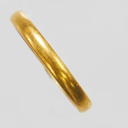 Ring, slät, stl 18¼, bredd 2,9mm, gravyr, 23K Vikt: 4,4 g