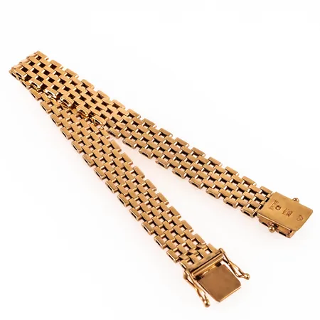 Armband, Korridorlänk i 18K guld. Det är 19,5 cm långt, 10,5 mm brett och väger 26,0g. Kistlås. Stämplad O9 (1964), AML (August Mikkov AB, Stockholm), 18K, kattfot.