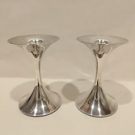 Ett par ljusstakar Trumpet/ Trumpetti, Kultakeskus. Signerade TW. Tapio Wirkkala, fyllda, stearinrester, 830/1000 Silver Vikt: 325,6 g