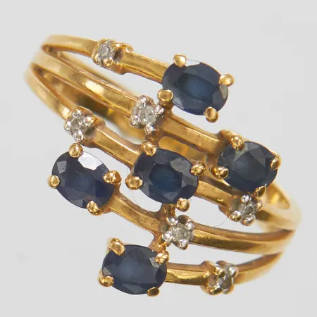 Ring, safirer, diamanter 6x ca 0,005ct, stl 17½, bredd 2,6-15,2mm, GHA, 18K Vikt: 3,6 g