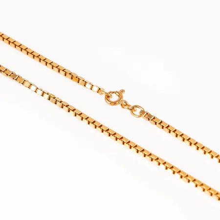 Kedja Venezia (kraftig modell) i 18K guld. Den är 37 cm lång, 2,1 mm bred och väger 13,4g. Fint skick. Springring. 