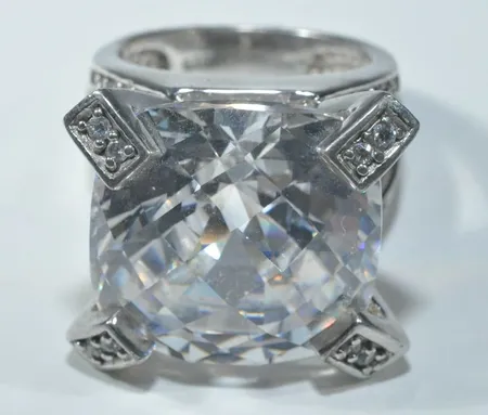 Ring med stenar, Ø 16,75 mm, bredd 5-18 mm mått sten ca 18,03 mm x 18,11mm, silver 925/1000 Vikt: 20 g