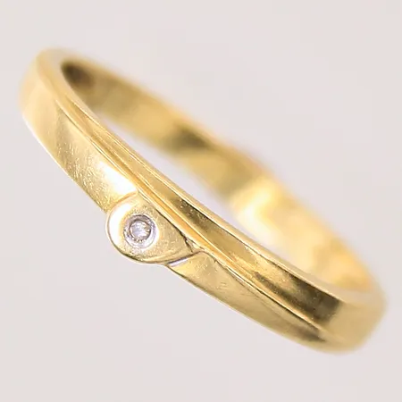 Ring med diamant ca 0,01ct, stl: 17¾, bredd: 2,3-3,9mm, 18K Vikt: 2,1 g