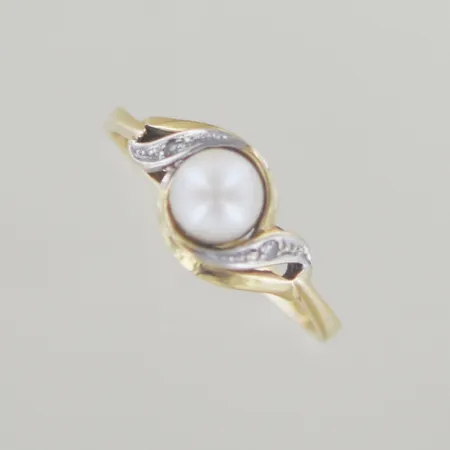 Ring med diamanter/pärla, Ø 17½ mm, bredd 7,5 mm, 18K Vikt: 2,2 g