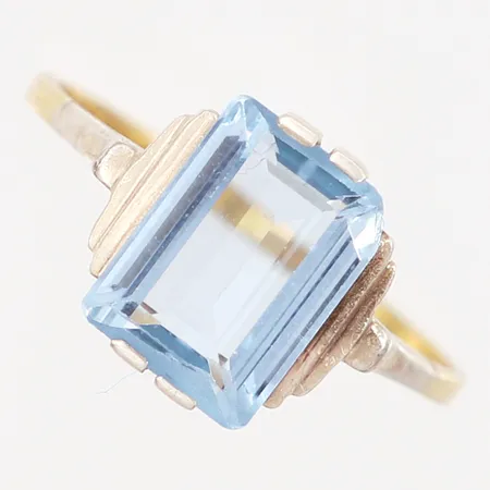 Ring med ljusblå sten, stl 19½, bredd: 1,5-11,5mm, nagg på sten, 18K