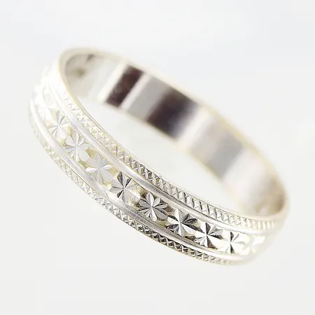 Ring, mönster, stl 17¼, bredd 4mm, vitguld, gravyr, 18K. Vikt: 2,6 g