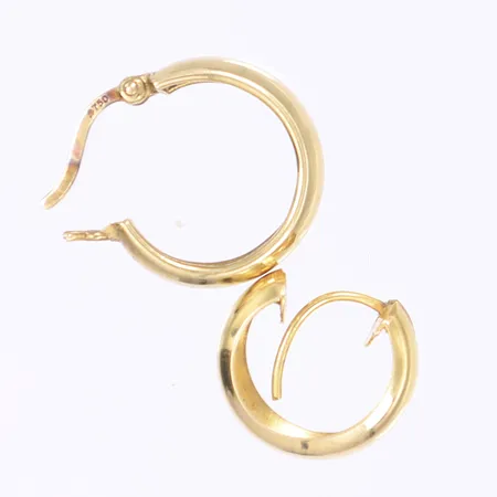 2 Örhängen, s k creoler, Ø14-16mm, udda, 18K Vikt: 1,7 g