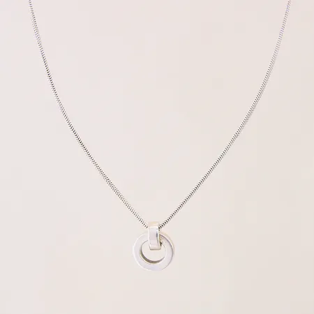 Collier, Efva Attling, Ring Around Pendant, längd 46cm, bredd 1,3-17mm, silver 925/1000 Vikt: 6,7 g