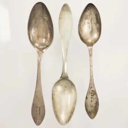 Tre matskedar, tidigt 1800-tal, gravyr, silver Vikt: 129,9 g