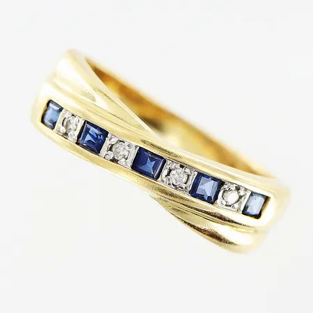 Ring, diamanter 4 x ca 0,01ct, blå stenar, stl 16¾, bredd 2-5,5mm, GFAB, 18K. Vikt: 3 g