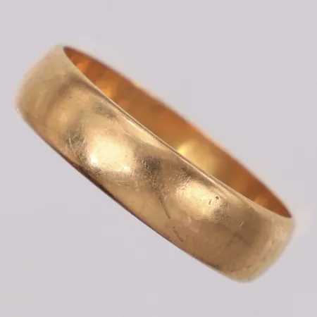 Ring, slät, stl 18½, bredd 5mm, gravyr, 18K Vikt: 4,2 g