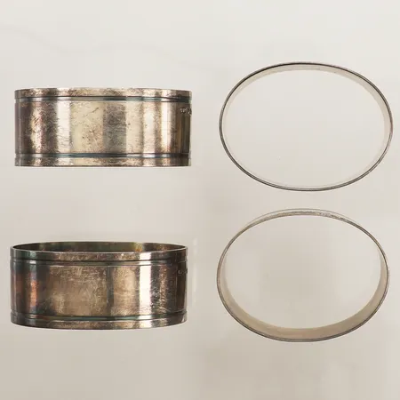 Fyra servettringar, 2 med gravyr, silver Vikt: 78,6 g