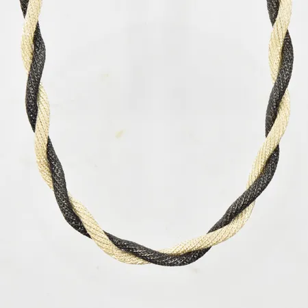 Collier, tvåfärgad, längd 45-48 cm, bredd 7 mm, skruvad modell, Guldfynd AB, 925/1000 silver. Vikt: 20,6 g