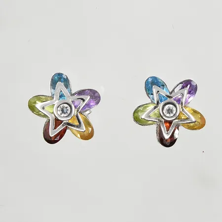 Ett par örhängen med vit sten samt färgstenar, Ø11 mm, något böjda stift, 925/1000 silver. Vikt: 2,5 g