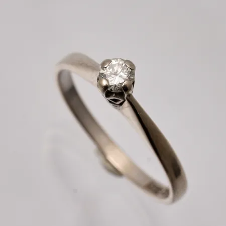 Ring i 18K vitguld, stl 18¼, bredd 1,8-4,4mm, 1st Diamant, 0,21ct, tillverkad av Örns Juvelatelje, 1980, vikt 2,77g.
