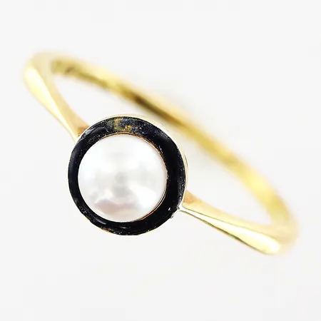 Ring, odlad pärla Ø4,5mm, stl 17½, bredd 1-7mm, slitage på svart massa, 18K.  Vikt: 1,9 g
