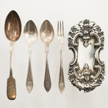 Tre skedar, en plockgaffel, ett smörfat, defekt, gravyr, silver Vikt: 92,1 g