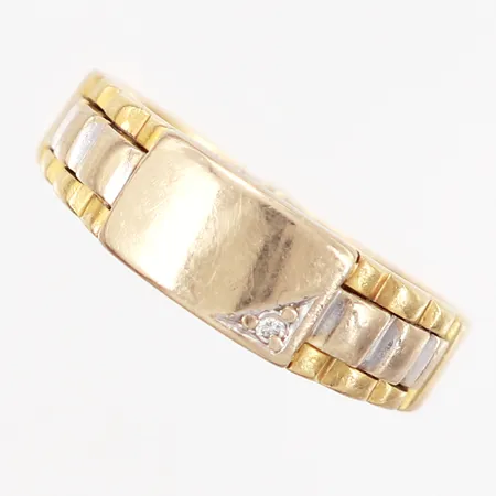 Klackring med vitguldsdetaljer samt 1 diamant 0,015ct, stl 20¾, bredd: 3,5-7mm, skev skena, 18K Vikt: 6,5 g