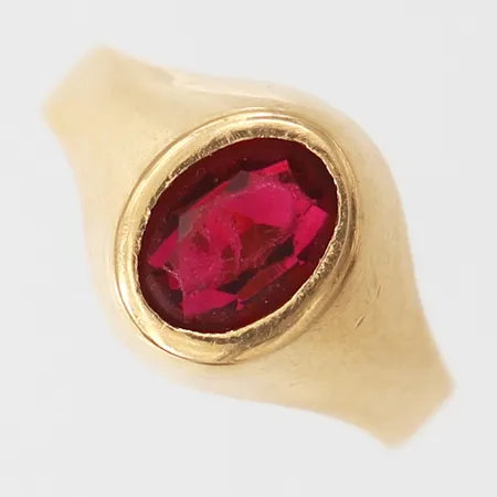 Ring med röd sten, stl: 16¼, bredd 2,5-10,5mm, sten med skador, 18K. Vikt: 3,2 g