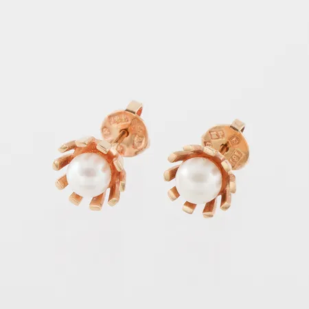 Parörhängen med pärlor,diameter ca 8 mm,18k. Vikt: 2,3 g