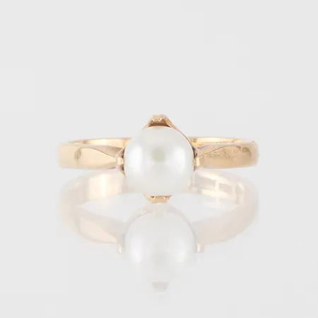 Ring med pärla,Bengt Hallberg Köping,pärlan något rörlig,storlek 17 ¼ mm, bredd 2.7-8.4 mm,18k. Vikt: 3,9 g