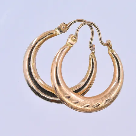 Ett par örhängen, Ø11 mm, bredd 3 mm, 18K. Vikt: 1,4 g