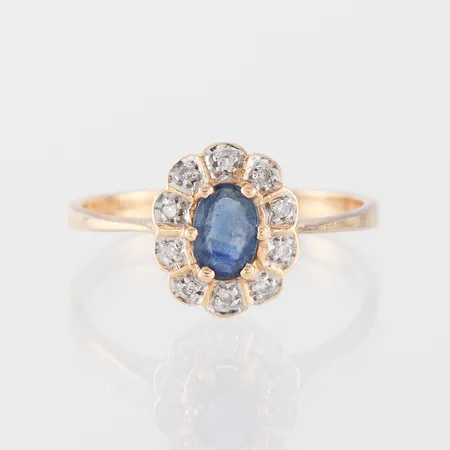 Ring med safir och små diamanter,Guldfynd AB, storlek 17 ½ mm, bredd 1.8-10.7 mm, 18k. Vikt: 2,5 g